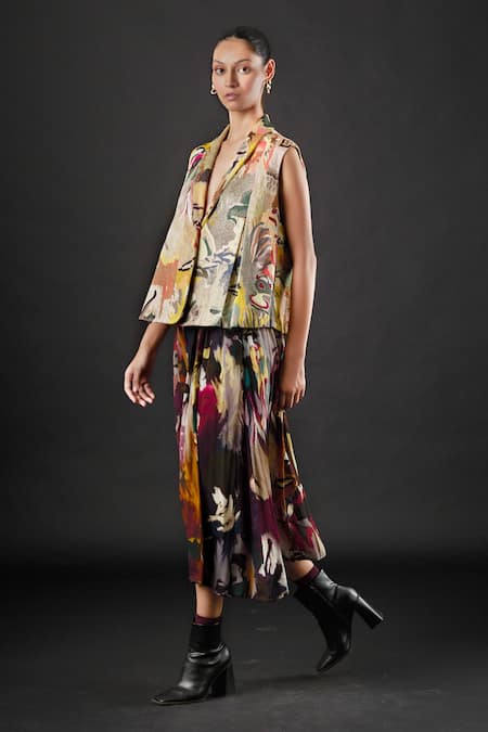 Buy Yavi Ivory 100% Silk Stroke Shawl Collar Kana Embroidered Jacket Online at Aza Fashions Buy_Yavi_Ivory 100% Silk Stroke Shawl Collar Kana Embroidered Jacket _Online_at_Aza_Fashions