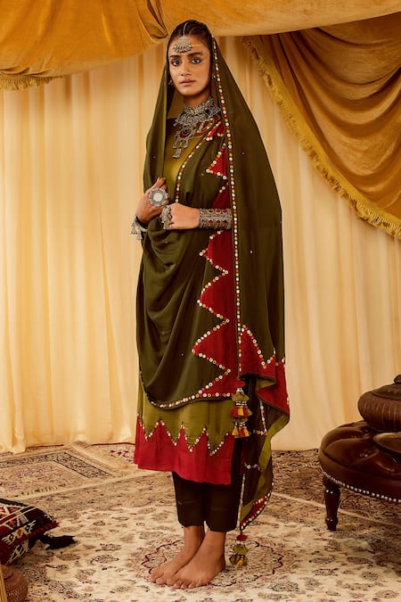 Shop Zariya The Label Green Modal Satin Thread And Mirror Round Placement Embroidered Kurta Pant Set at Aza Fashions Shop_Zariya The Label_Green Modal Satin Thread And Mirror Round Placement Embroidered Kurta Pant Set _at_Aza_Fashions