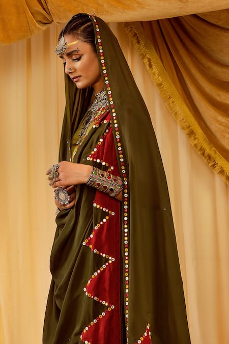 Zariya The Label Green Modal Satin Thread And Mirror Round Placement Embroidered Kurta Pant Set Online at Aza Fashions Zariya The Label_Green Modal Satin Thread And Mirror Round Placement Embroidered Kurta Pant Set _Online_at_Aza_Fashions