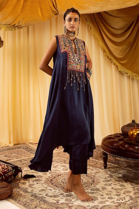 Zariya The Label Blue Modal Satin Thread And Mirror Notched Asymmetric Kurta & Pant Set 