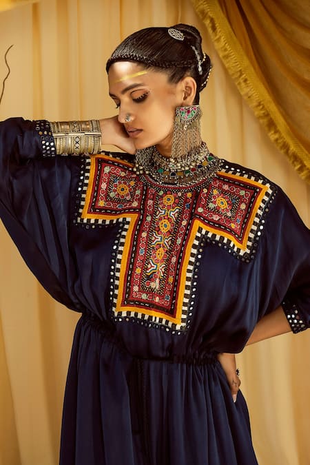Buy_Zariya The Label_Blue Modal Satin Thread And Mirror Round Placement Embroidered Kaftan & Pant Set _Online_at_Aza_Fashions