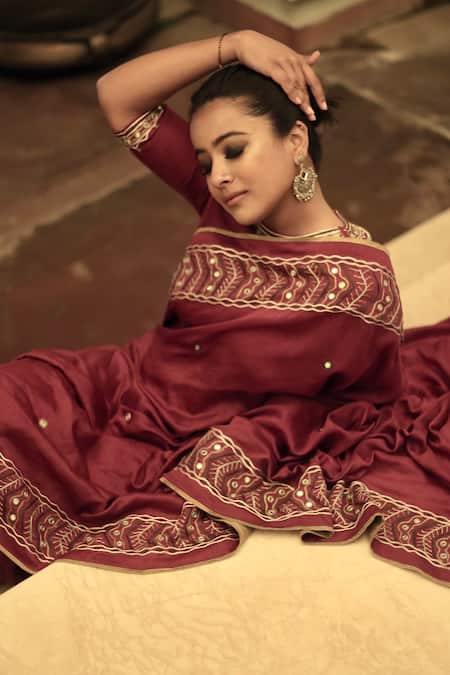 Zariya The Label_Maroon Muslin Mirror And Embroidered Border Saree With Unstitched Blouse Piece _Online_at_Aza_Fashions