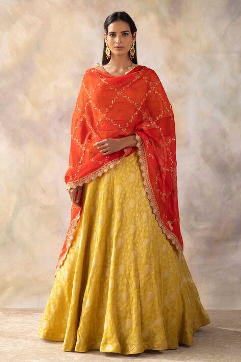 banarasi kapde mein gown