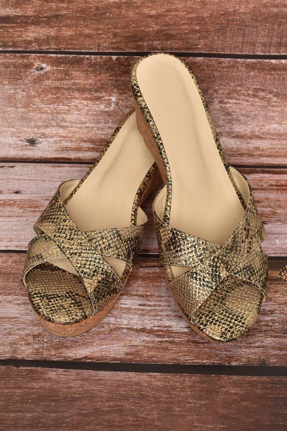 Samyukta Singhania Scales Pattern Wedges