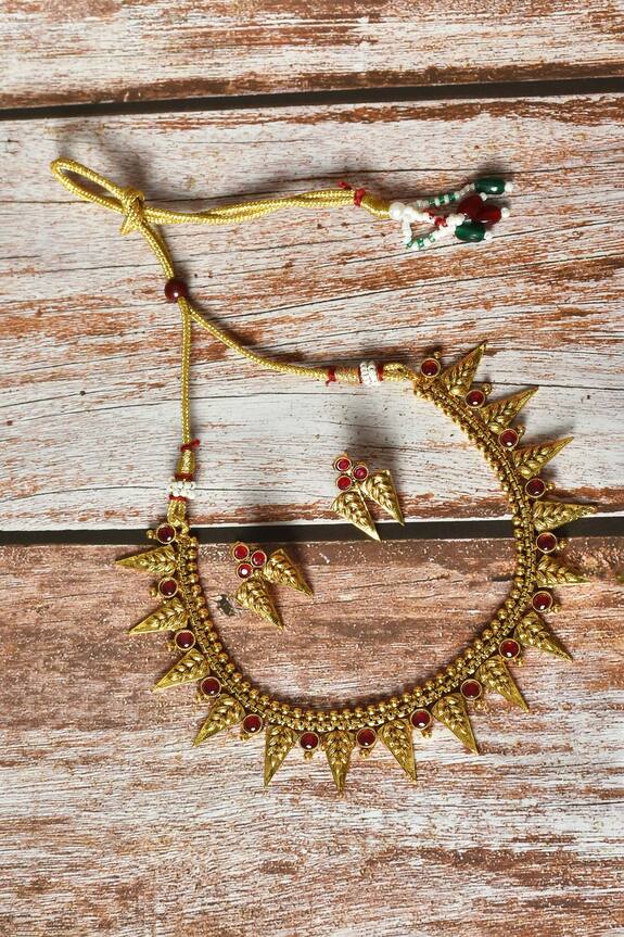 Nayaab by Aleezeh Triangular Cutwork Necklace Set
