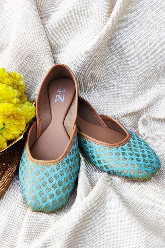 The Madras Trunk Floral Pattern Leather Juttis
