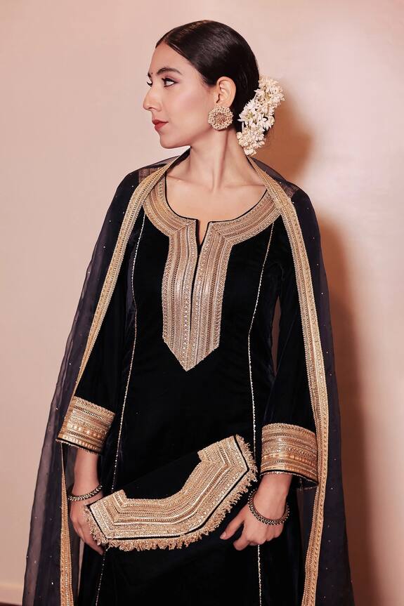 Shrutkirti Silk Velvet Embroidered Clutch