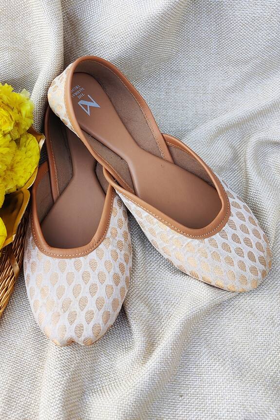 The Madras Trunk Drop Pattern Leather Juttis