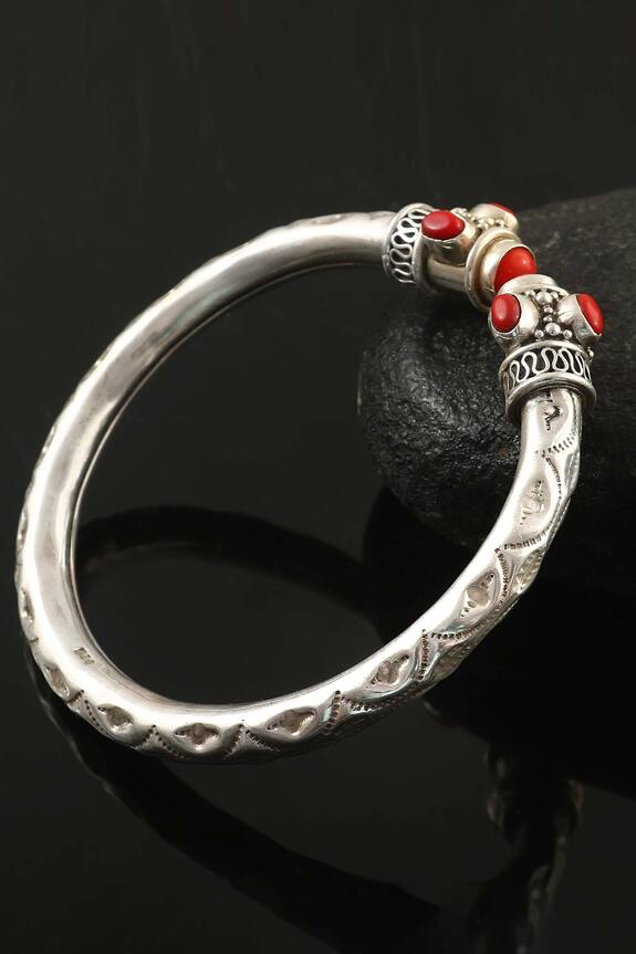 Noor Carved Embellished Twister Bangle