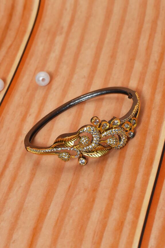 Nayaab by Aleezeh Leaf Carved Bracelet
