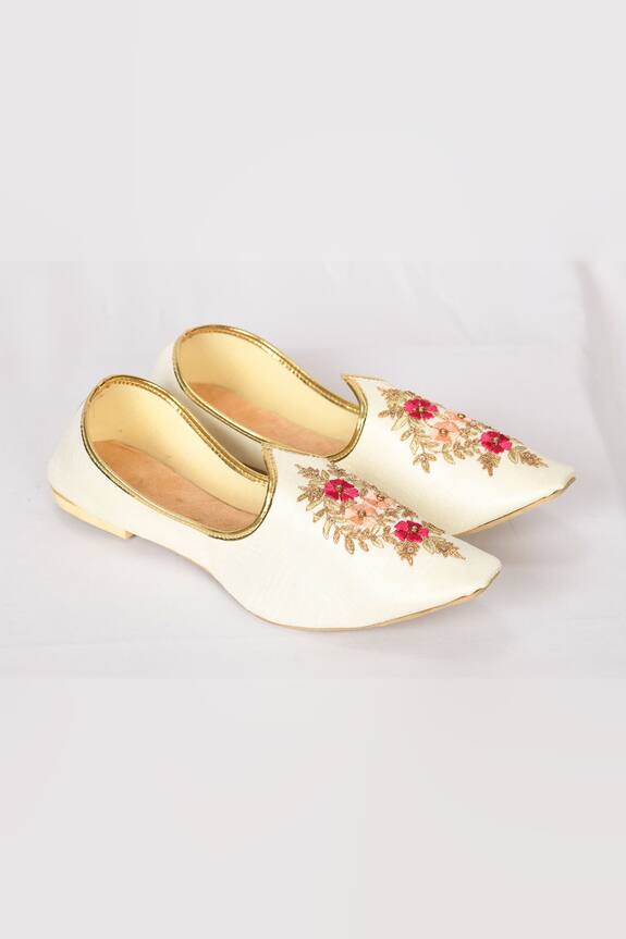 Aryavir Malhotra Silk Embroidered Jutti