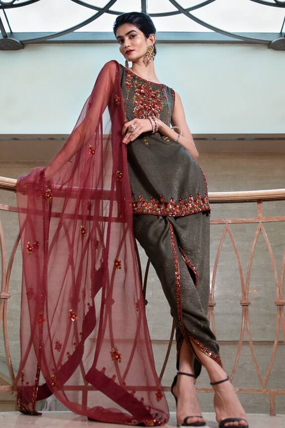 Labbada Embroidered Kurta Set