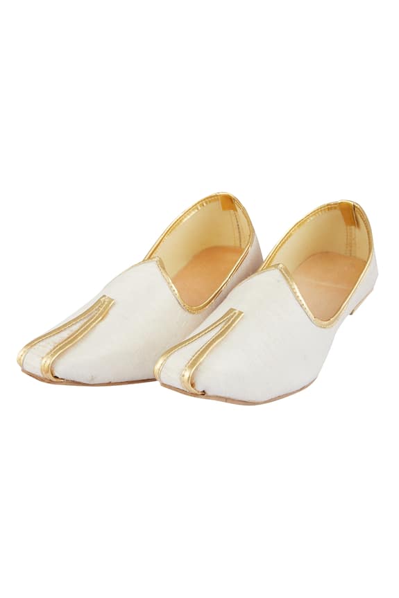 Nayaab by Aleezeh Winged Tip Dupion Silk Juttis