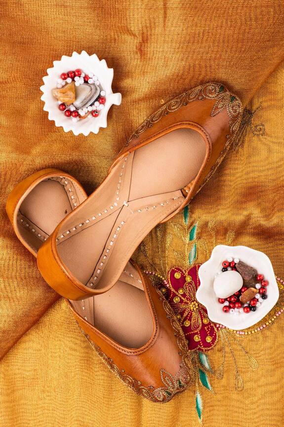 Kasually Klassy Embroidered Leather Juttis