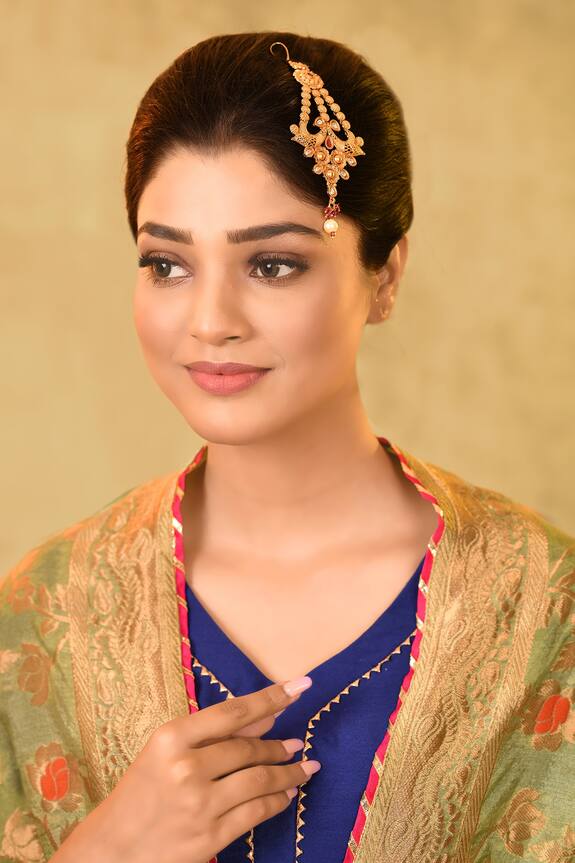Nayaab by Aleezeh Kundan Passa