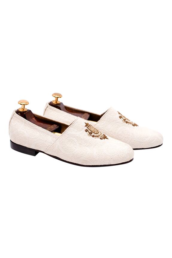 Artimen Embroidered Juttis