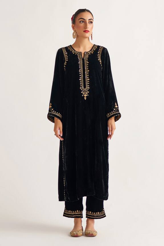 Anantaa by Roohi Velvet Embroidered Kurta
