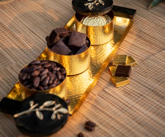 Logam Nargis Platter with Jar