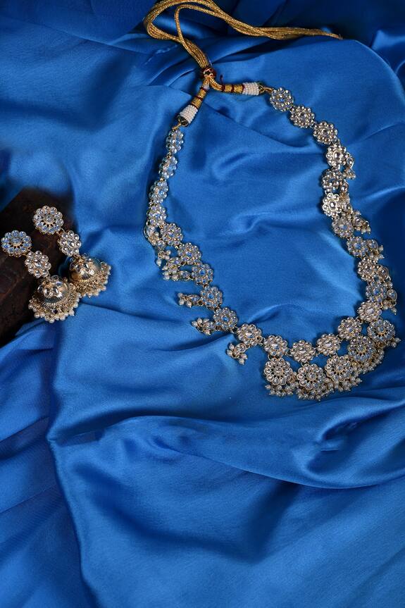 Samyukta Singhania Floral Kundan Necklace Jewellery Set 4