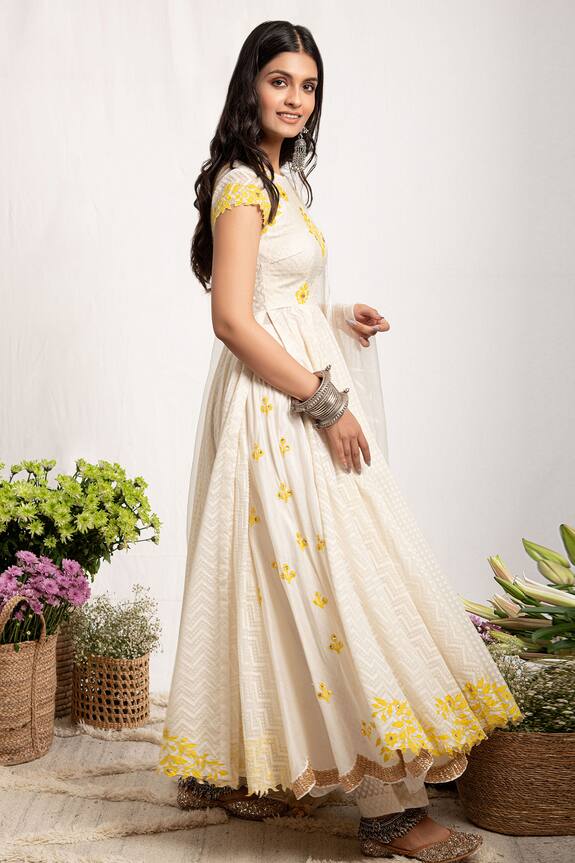 Amrita Thakur White Embroidered Anarkali Lehenga Set 4