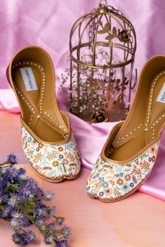 Label Deepti Bajaj Beige Silk Printed Juttis 0