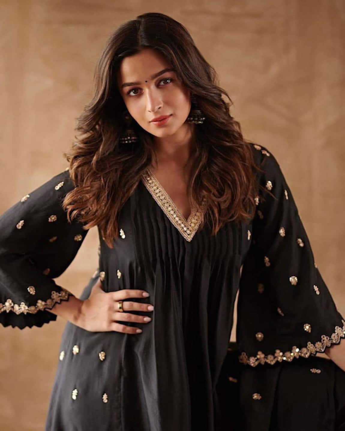 Alia Bhatt Gives Sustainable Fashion Goals As She Repeats Her Pre-Wedding ' Anarkali' At An Event | Satin fashion, Indian dresses traditional, Fashion