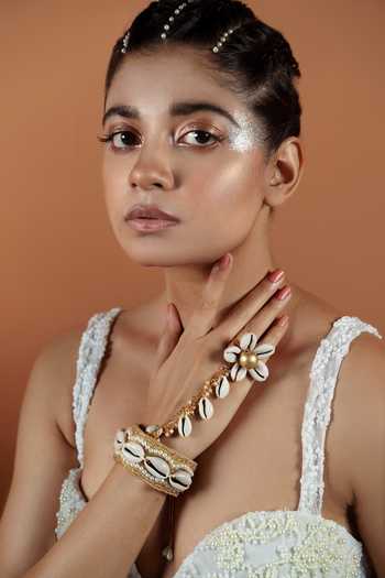 Kanyaadhan By Dhirajaayushi Shell Studded Haathphool 