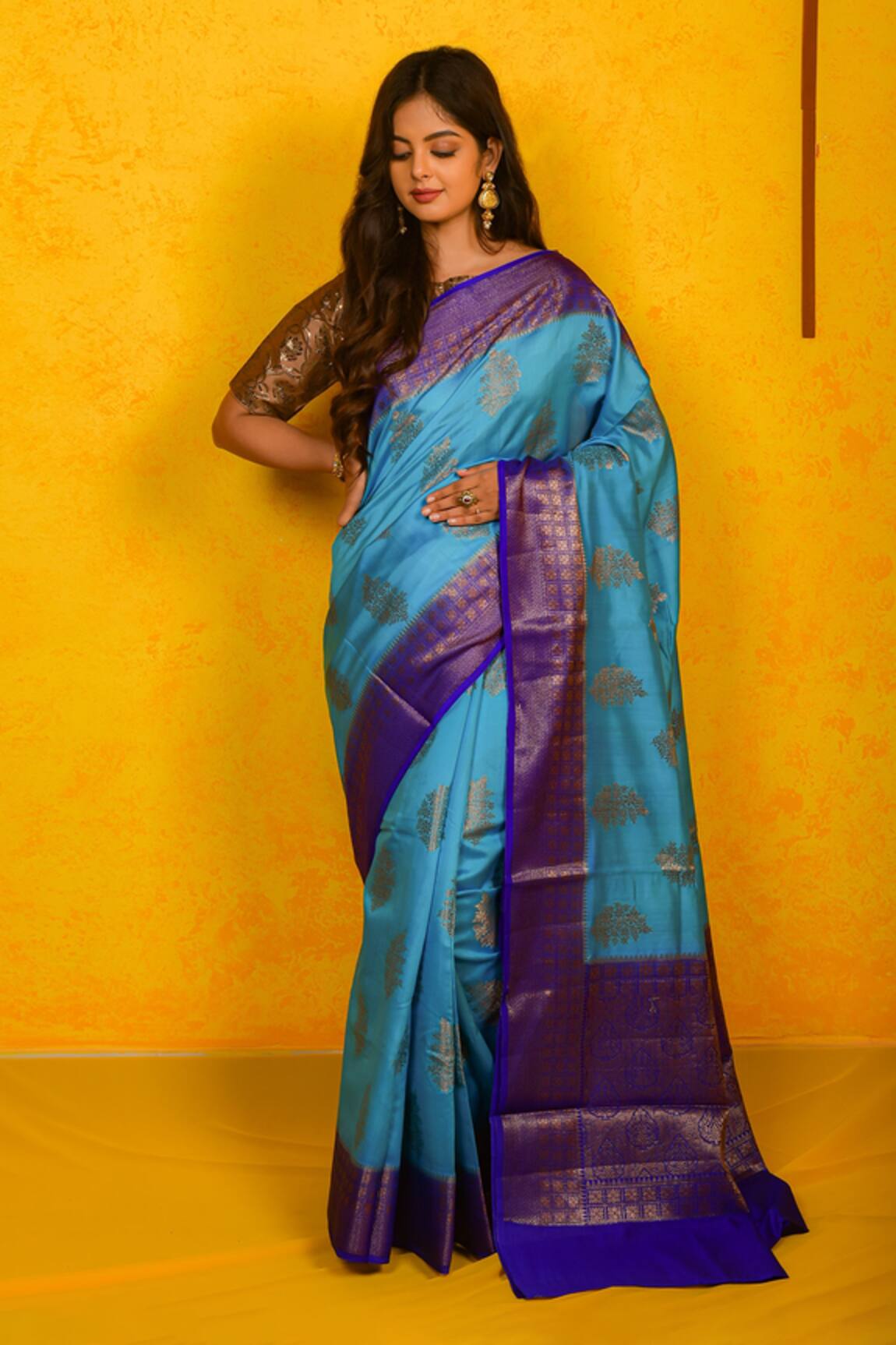 Naaritva India Antique Floral Zari Handwoven Banarasi Saree