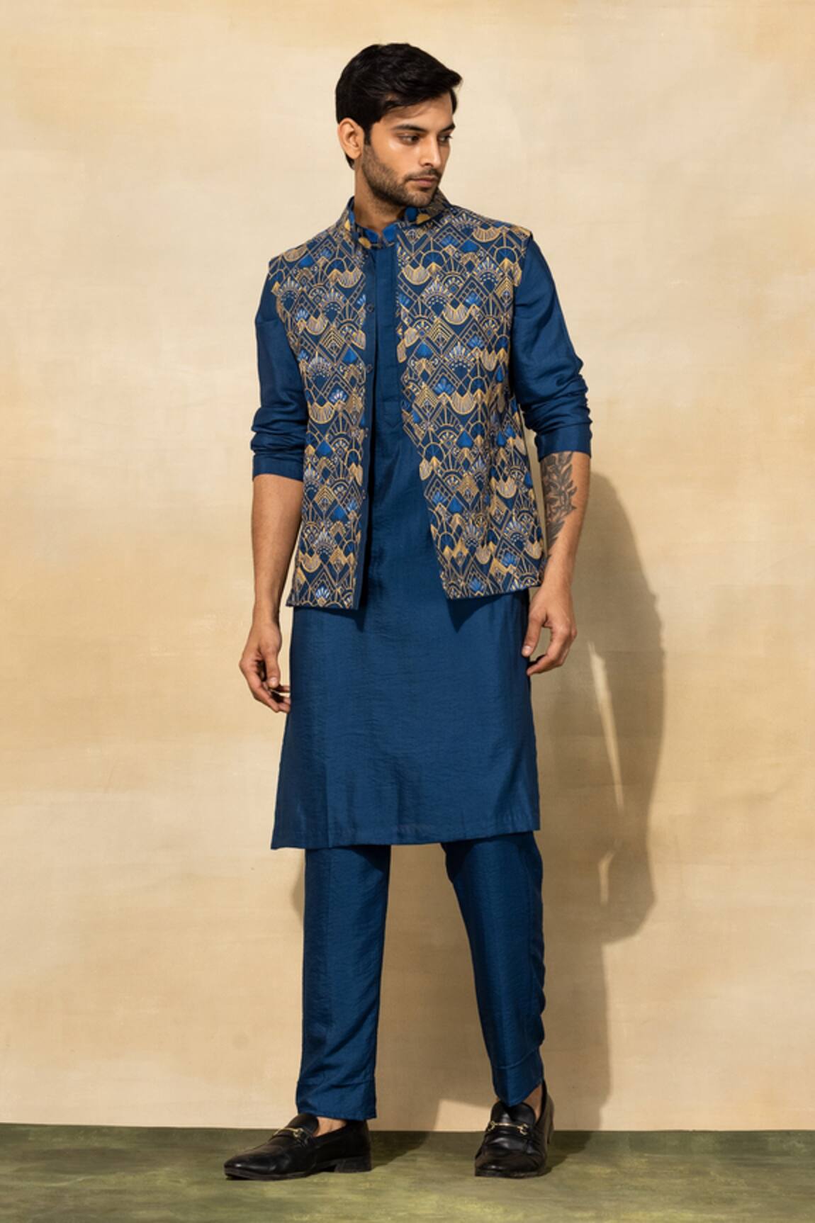 Diyarajvvir Geometric Thread Embroidered Bundi Set