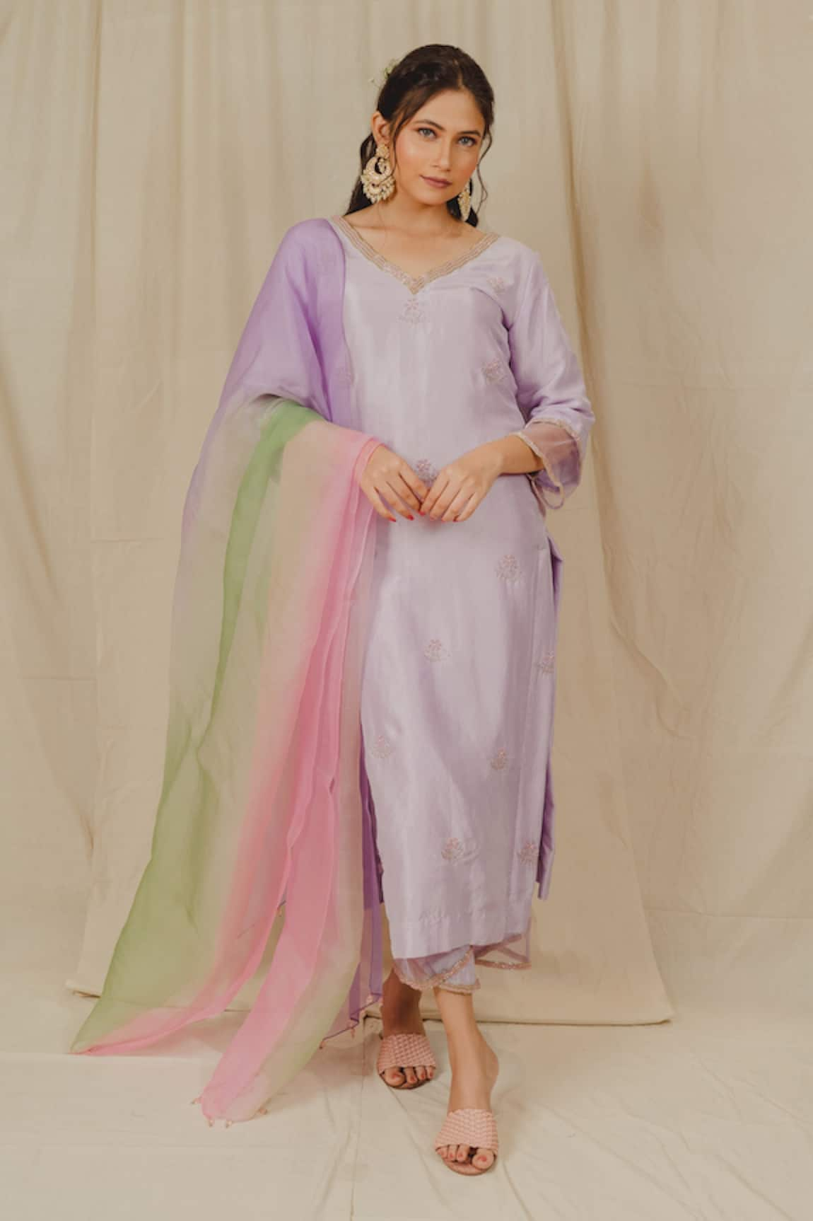 SHINOR Threadwork Straight Kurta Set With Ombre Dupatta