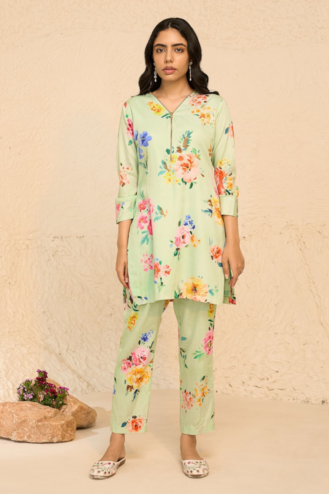 Chrkha Flower Print Short Kurta With Pant