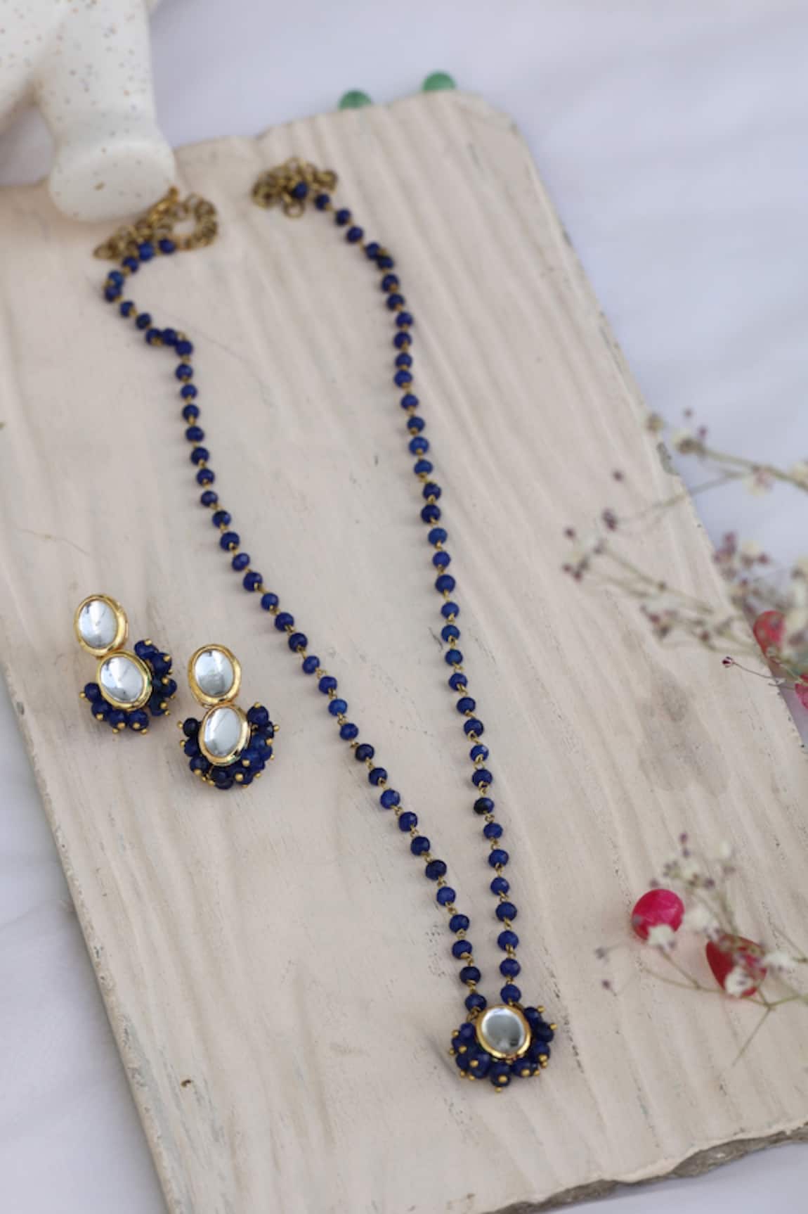 Do Taara Kundan Pendant Necklace Set