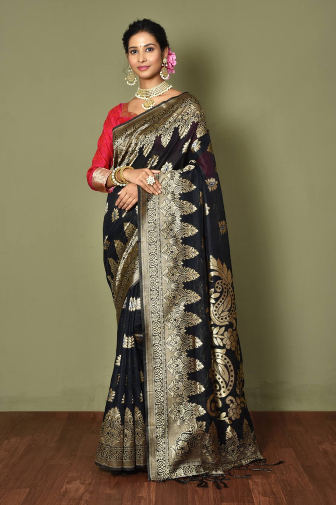 Samyukta Singhania Paisley Pattern Saree With Running Blouse
