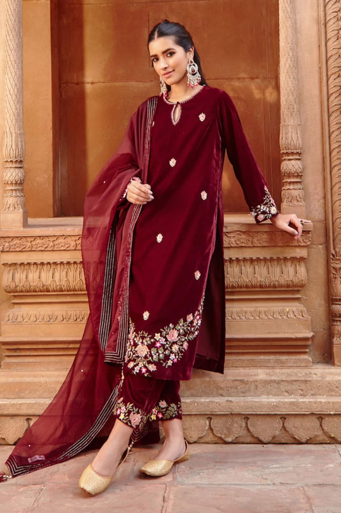 Ajiesh Oberoi Thread Embroidered Straight Kurta Set 
