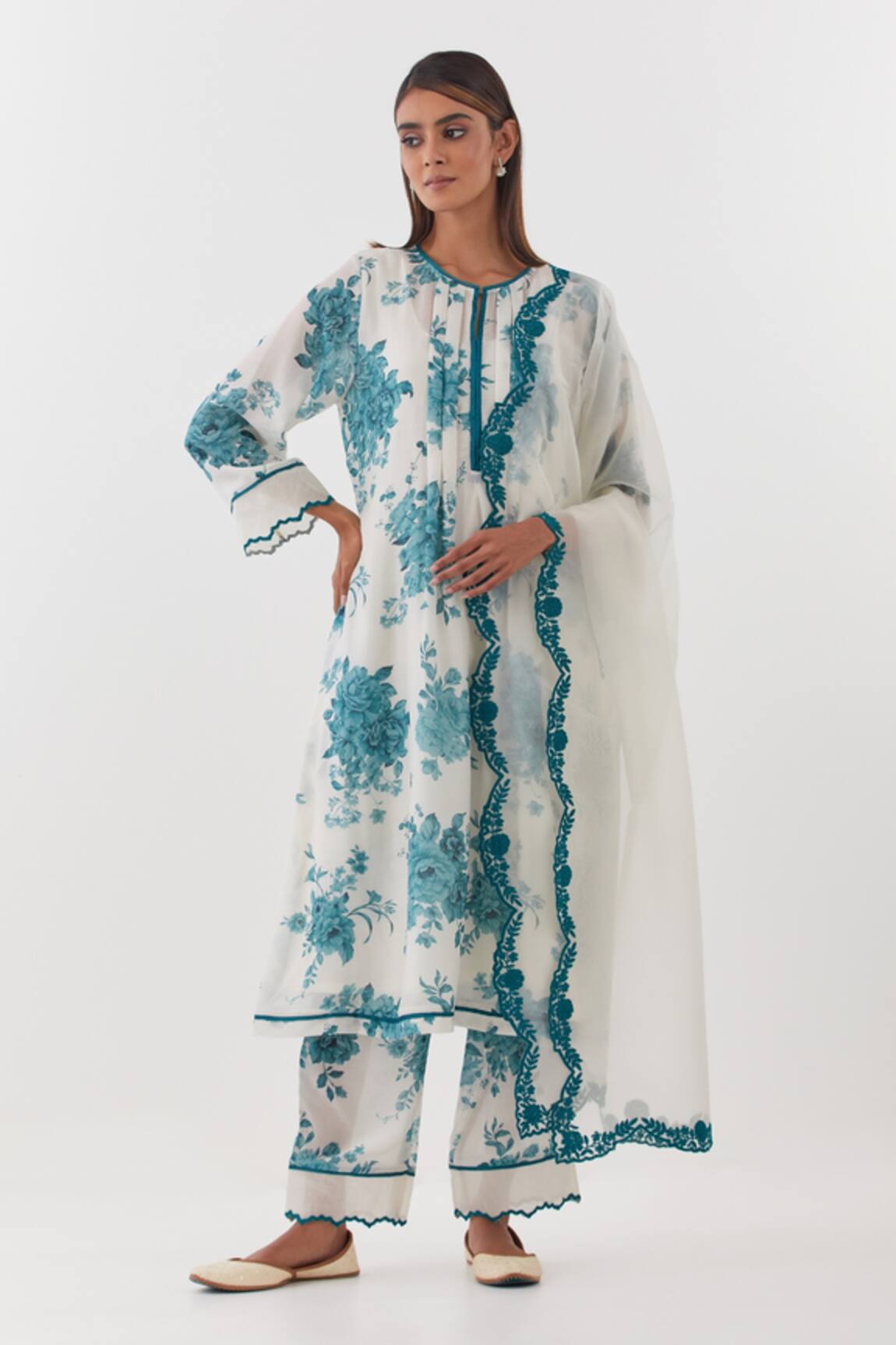 Amisha Kothari Floral Printed Kurta Set with Dupatta 