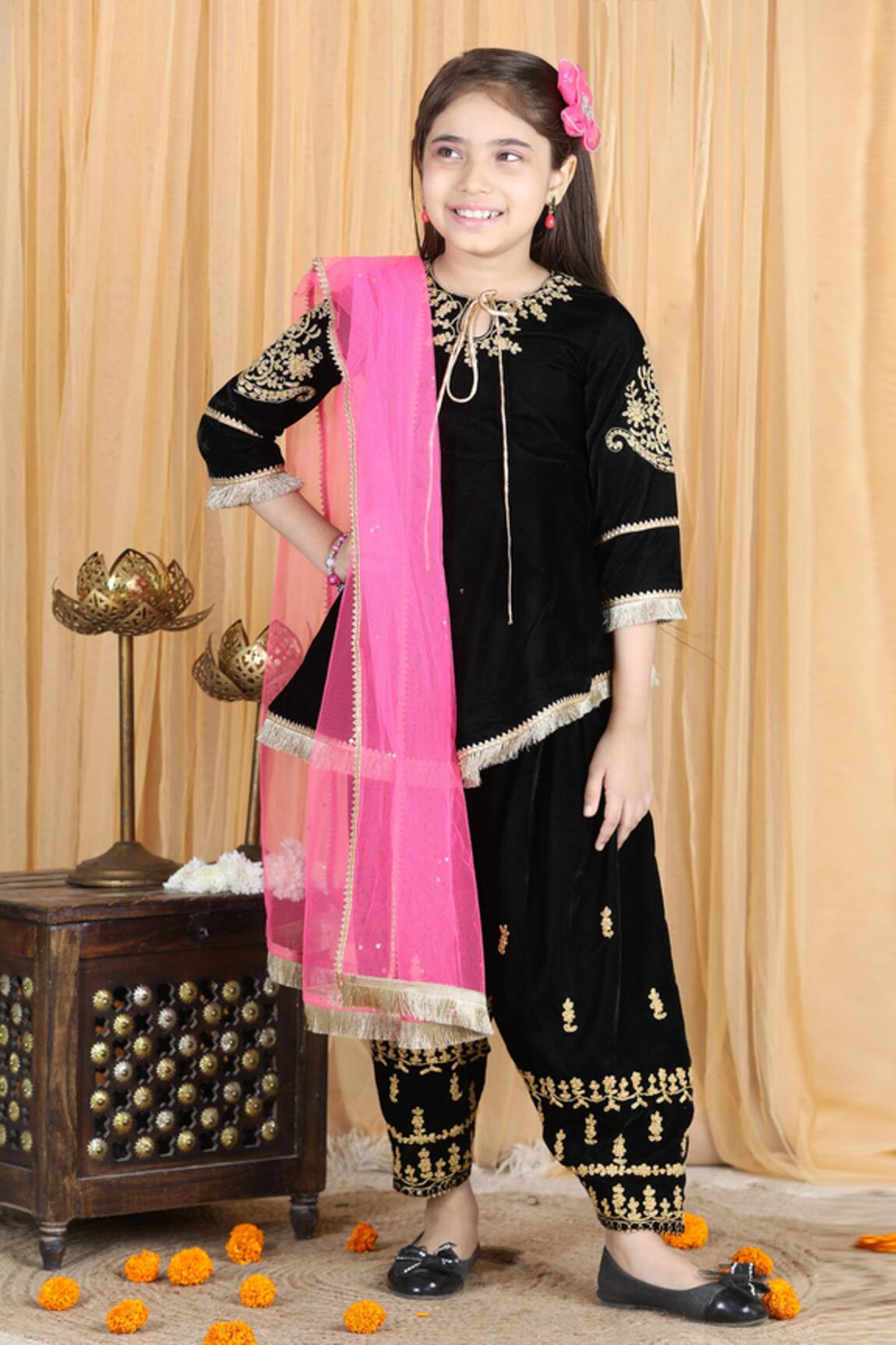 The little celebs Velvet Embroidered Kurta Set 
