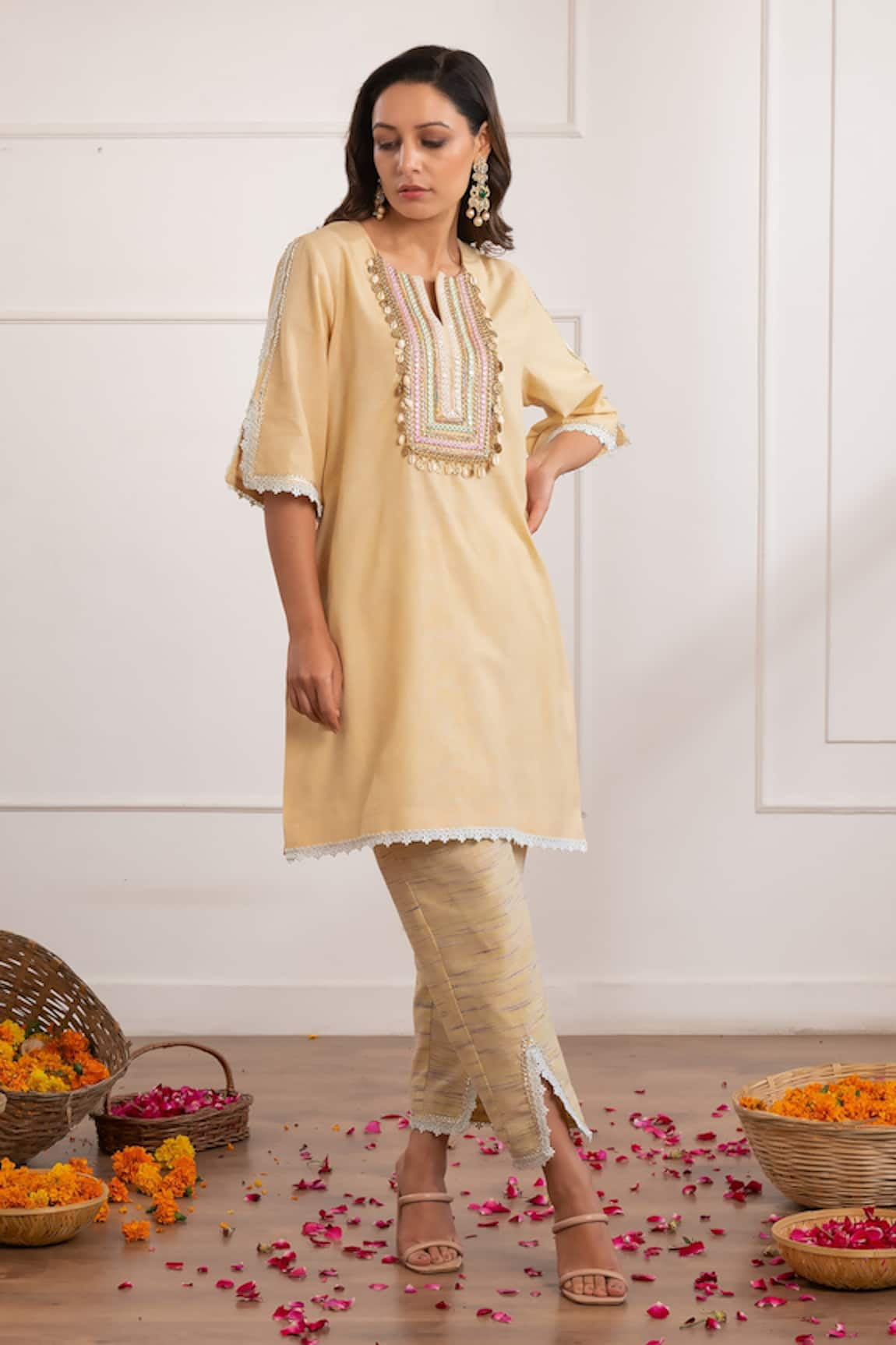 Pairaahan Linen Tasselled Placket Kurta With Pant