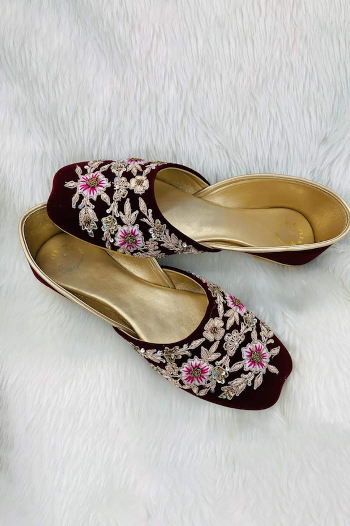 Rajasthani Stuff Saral Velvet Juttis