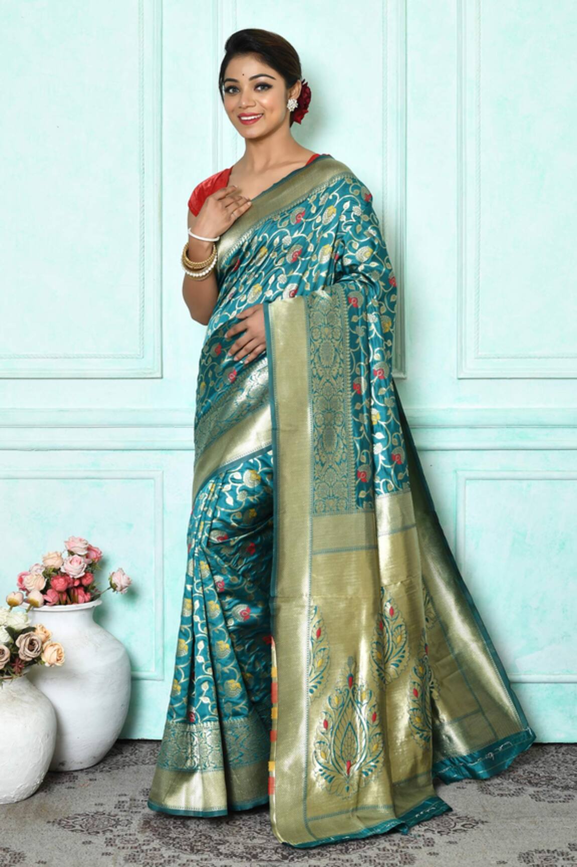 Naintara Bajaj Flower Bloom Pattern Saree