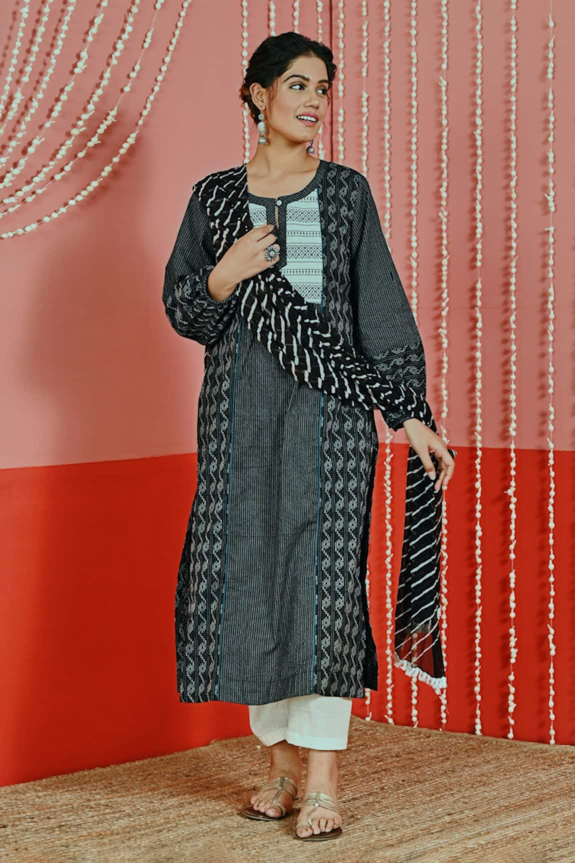 Myaara Geometric Woven Pattern Kurta With Pant