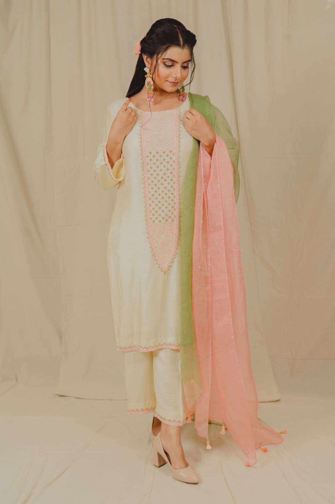 SHINOR Embroidered Short Kurta Set With Organza Dupatta