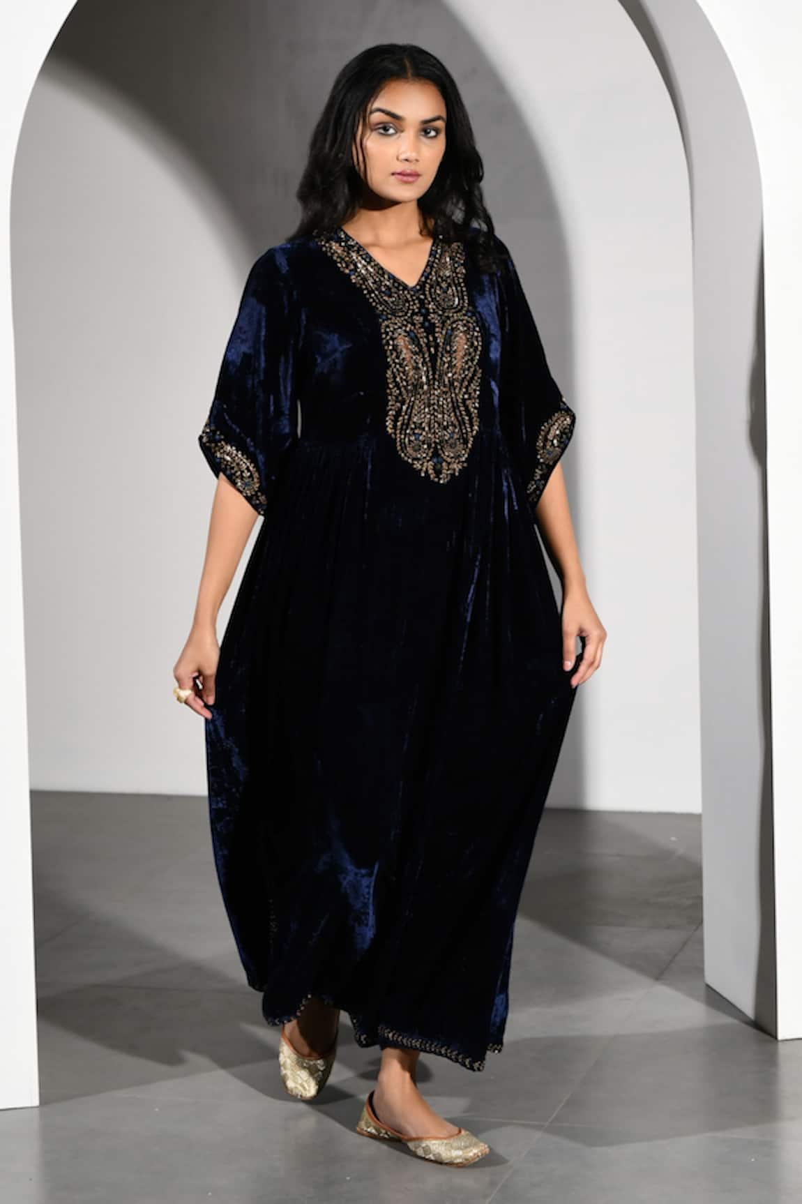 K-Anshika Paisley Embroidered Neckline Kurta 