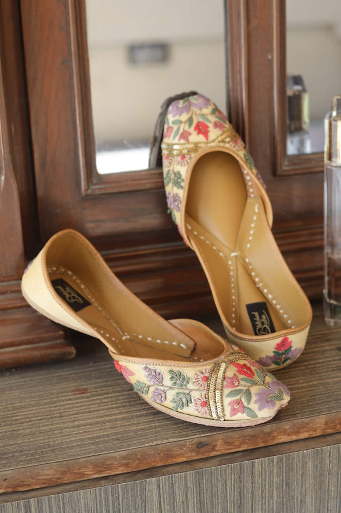 Stitched soles Charming Floweret Embroidered Juttis