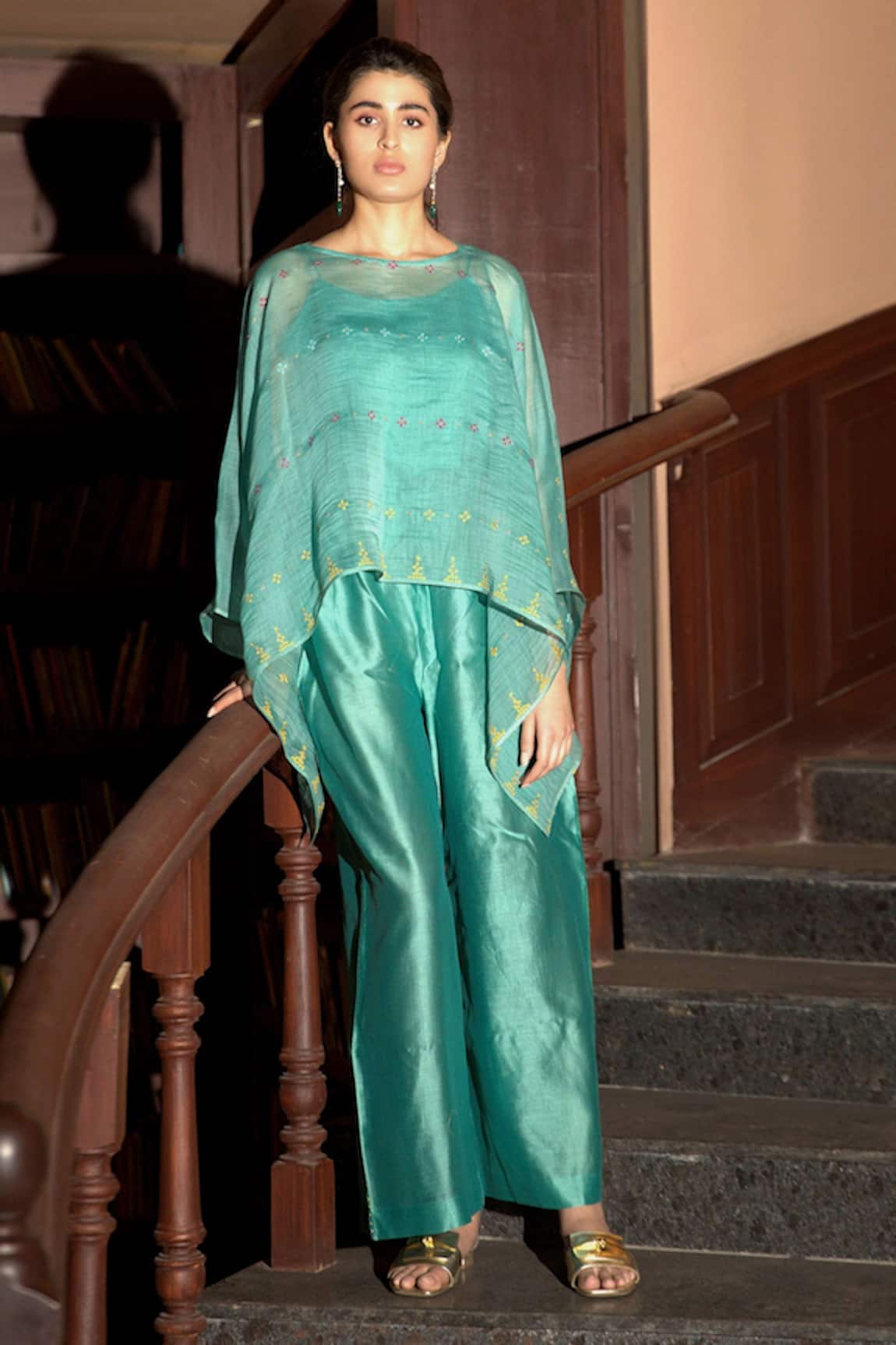 Deep Thee Chanderi Embroidered Cape & Pant Set