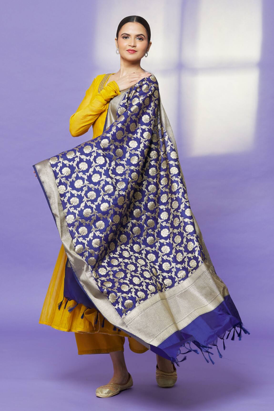 Naintara Bajaj Floral Pattern Navy Blue Dupatta