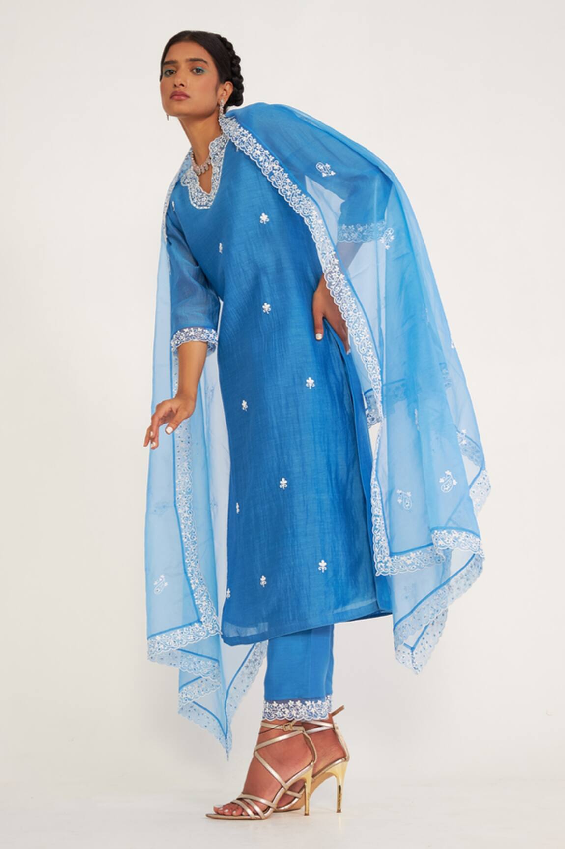 Asaga Alice Embroidered Neckline Kurta Set