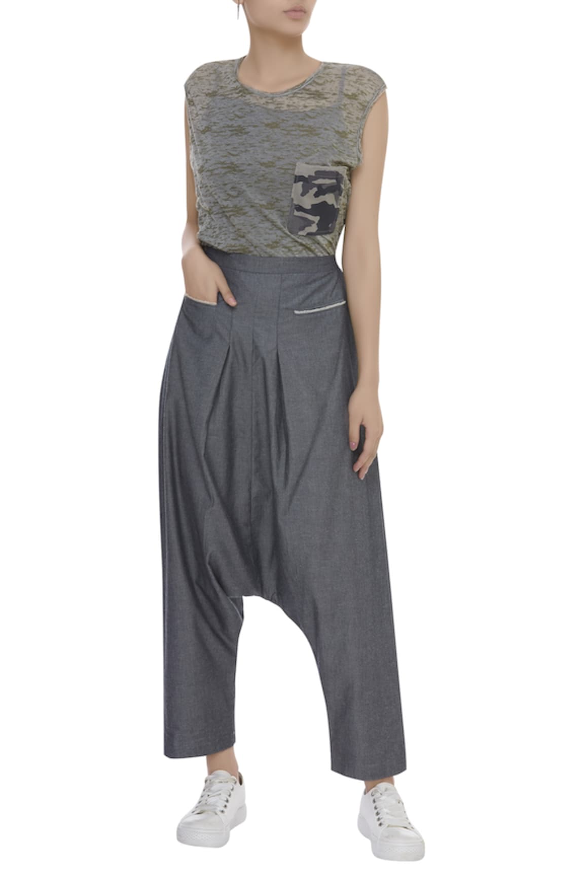 Kapda By Urvashi Kaur Loose pants with welt pockets