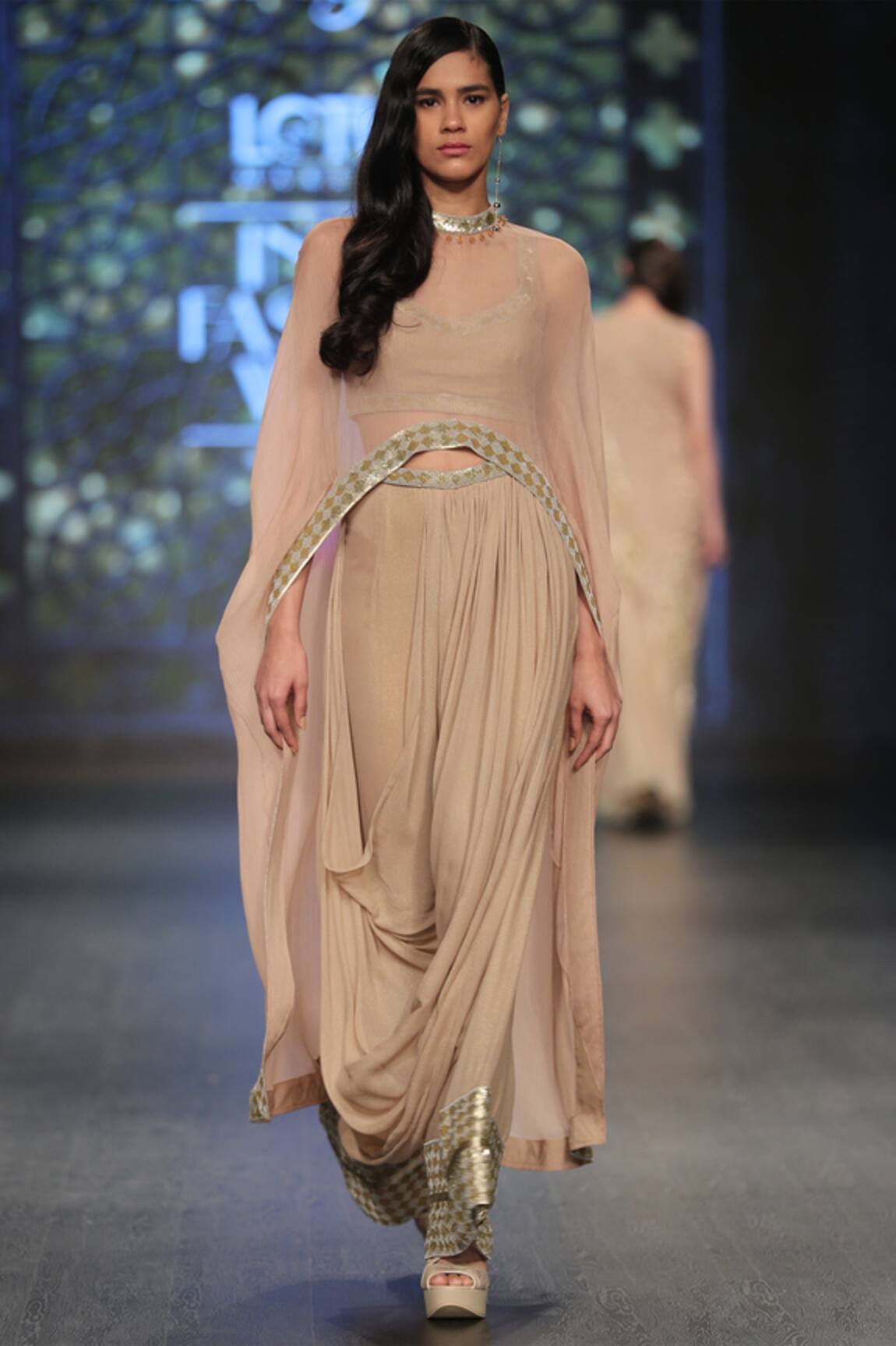 Rabani & Rakha Embroidered fusion kurta set 