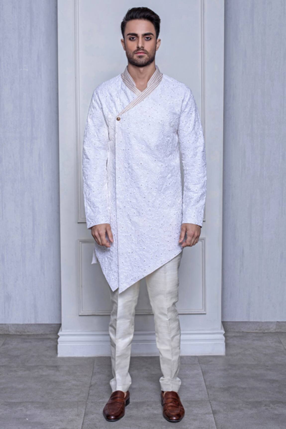 Arjuun Kilachand Embroidered Kurta