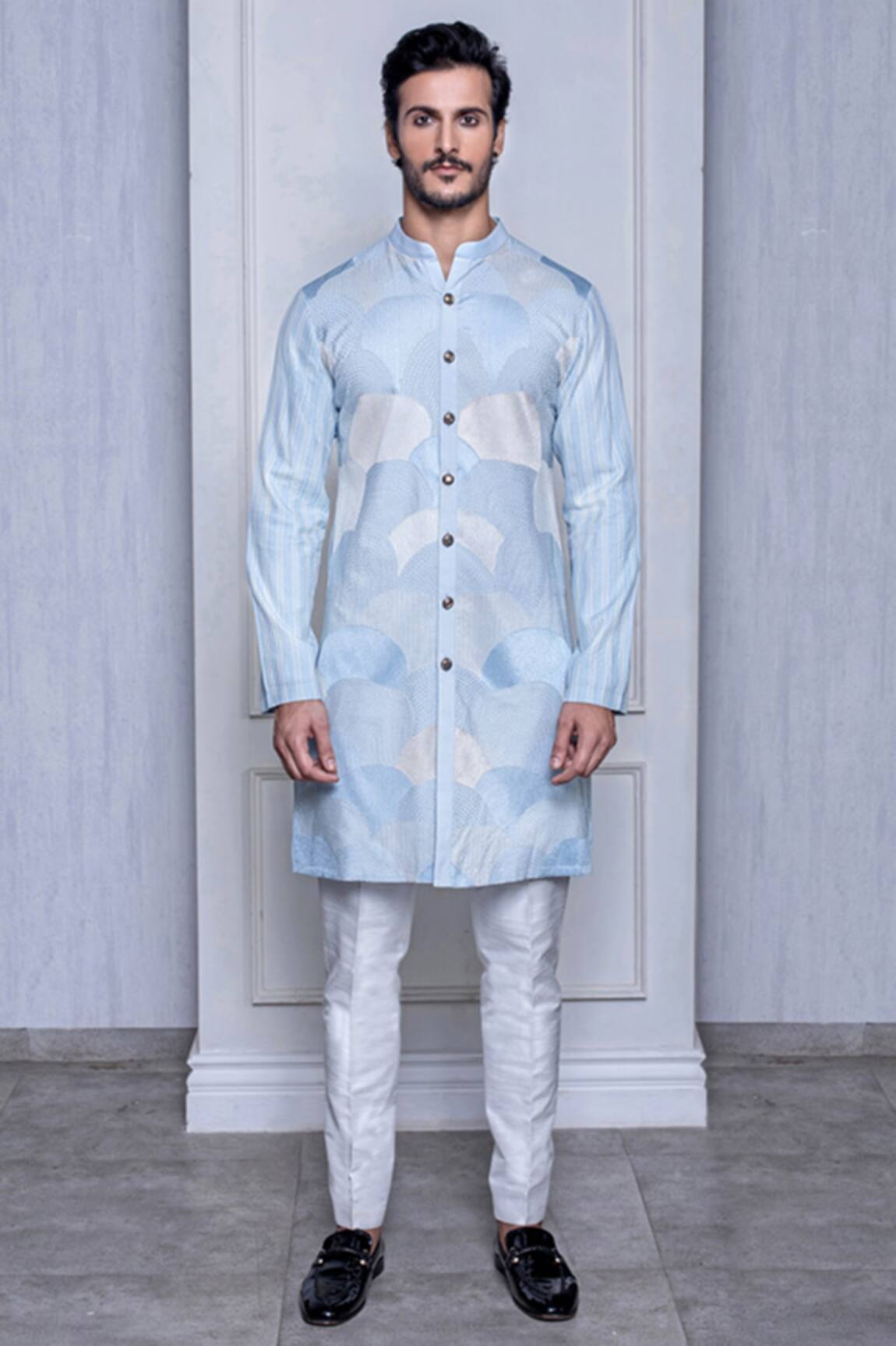 Arjuun Kilachand Embroidered Kurta